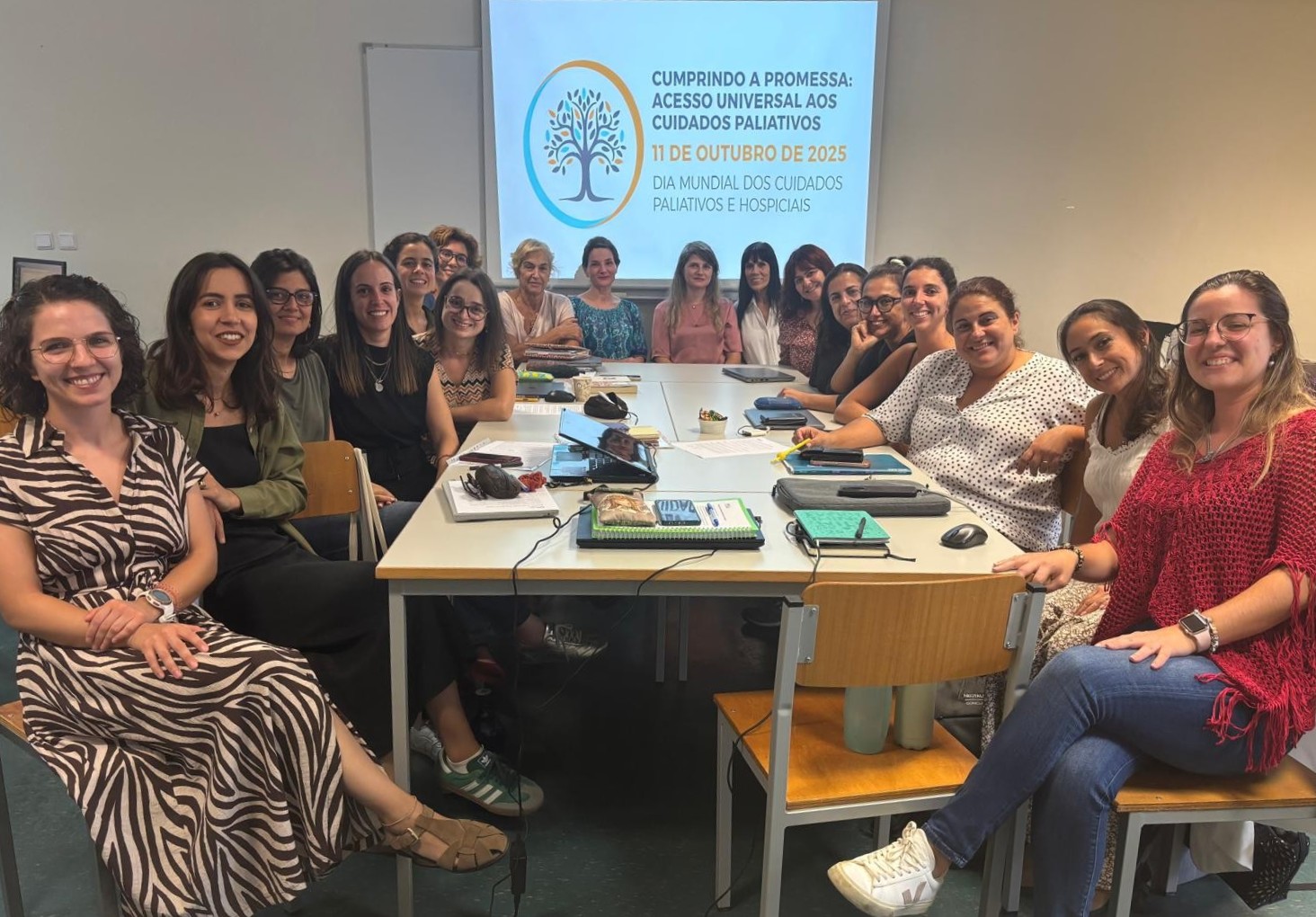 Estudantes e professores em reunião de trabalho para assinalar o Dia Mundial dos cuidados paliativos