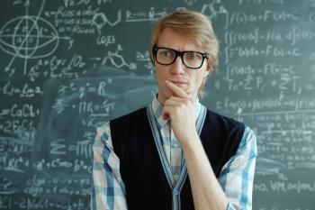 homem a pensar e quadro com fórmulas cientificas atrás