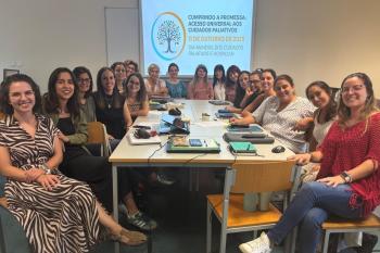 Estudantes e professores em reunião de trabalho para assinalar o Dia Mundial dos cuidados paliativos